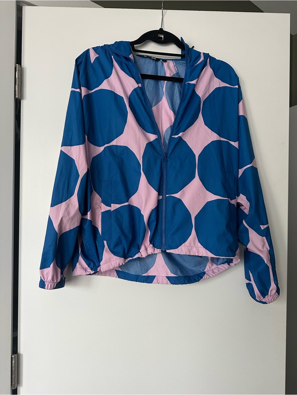 Uniqlo x Marimekko Pocketable UV Protection Parka blue and pink dot - Picture 2 of 4